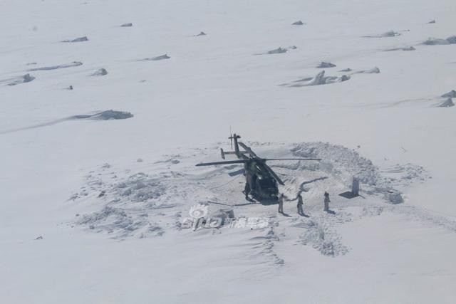 Lý do đơn giản là vì chiếc trực thăng này chắc chắn sẽ hỏng nếu tiếp tục phải nằm phơi tuyết tới mùa hè sang năm. May mắn thay sau khi mọi công việc sửa chữa được tiến hành, chiếc Polaris này lại có thể bay trở lại ngay lập tức. Nguồn ảnh: Sina.