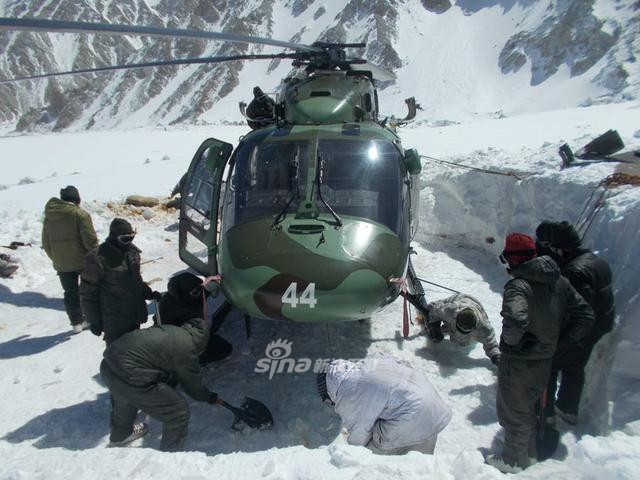 Đáng lẽ ra, quá trình cứu hộ chiếc trực thăng này đã được phía Ấn Độ triển khai từ tháng 7 nhưng do nhiều sự cố liên quan, việc cứu hộ không thể hoàn thành như kế hoạch định ra. Nguồn ảnh: Sina.