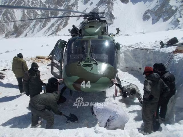 Đáng lẽ ra, quá trình cứu hộ chiếc trực thăng này đã được phía Ấn Độ triển khai từ tháng 7 nhưng do nhiều sự cố liên quan, việc cứu hộ không thể hoàn thành như kế hoạch định ra. Nguồn ảnh: Sina.