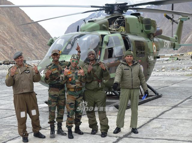 Cuối cùng, đội sửa chữa đã di chuyển trên chính chiếc trực thăng quân sự này để bay về căn cứ, kết thúc cuộc hành trình đầy gian nan và không kém phần mạo hiểm của họ cũng như của chính chiếc trực thăng được xếp hạng an toàn thấp nhất thế giới này. Nguồn ảnh: Sina.