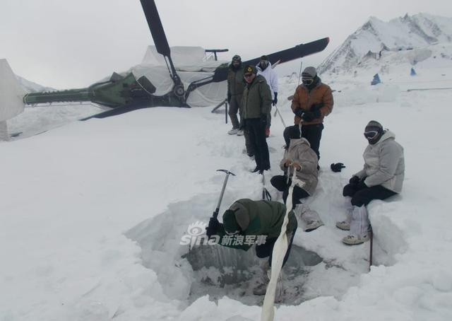 Sau nhiều nỗ lực tiến hành tiếp cận hiện trường không thành công do thời tiết chuyển biến rất xấu, phía Ấn Độ quyết định để nguyên chiếc trực thăng này tại khu vực và rút lui, chờ điều kiện thời tiết tốt lên mới bắt đầu giải cứu. Nguồn ảnh: Sina.