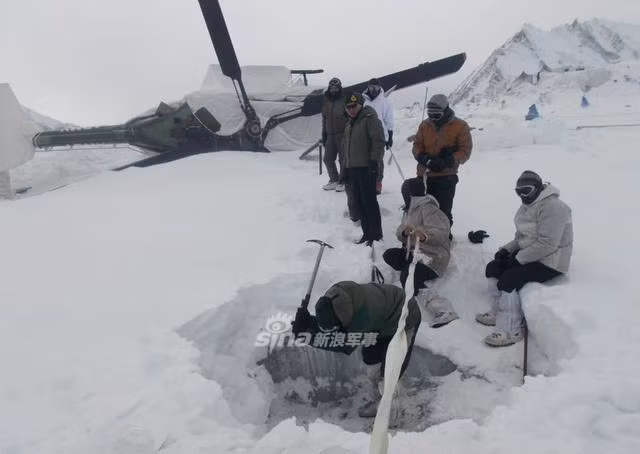 Sau nhiều nỗ lực tiến hành tiếp cận hiện trường không thành công do thời tiết chuyển biến rất xấu, phía Ấn Độ quyết định để nguyên chiếc trực thăng này tại khu vực và rút lui, chờ điều kiện thời tiết tốt lên mới bắt đầu giải cứu. Nguồn ảnh: Sina.