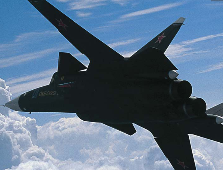 Nguyên mẫu Sukhoi S-37 (đôi khi được gọi là Su-47) được phát triển bởi Tập đoàn chế tạo máy bay Sukhoi với các động cơ đẩy hai chiều vừa có hướng vừa có tốc độ tốt, khả năng siêu thanh. Mặc dù rất giống như là một máy bay nghiên cứu và trình diễn ý tưởng nhiều hơn, nhưng nó chính là cơ sơ để hình thành một máy bay chiến đấu đa năng tàng hình mới Sukhoi Su-57 (trước đây gọi là PAK FA). Nguồn ảnh: Militarytoday.