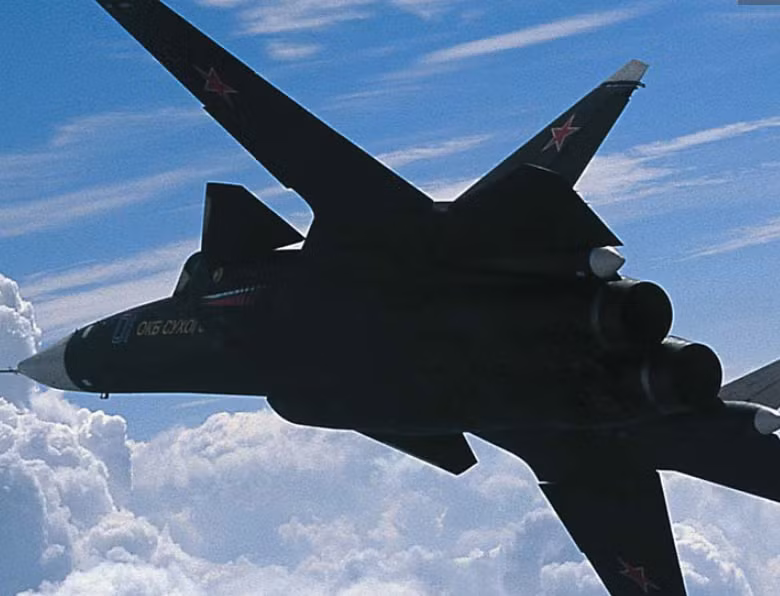 Nguyên mẫu Sukhoi S-37 (đôi khi được gọi là Su-47) được phát triển bởi Tập đoàn chế tạo máy bay Sukhoi với các động cơ đẩy hai chiều vừa có hướng vừa có tốc độ tốt, khả năng siêu thanh. Mặc dù rất giống như là một máy bay nghiên cứu và trình diễn ý tưởng nhiều hơn, nhưng nó chính là cơ sơ để hình thành một máy bay chiến đấu đa năng tàng hình mới Sukhoi Su-57 (trước đây gọi là PAK FA). Nguồn ảnh: Militarytoday.