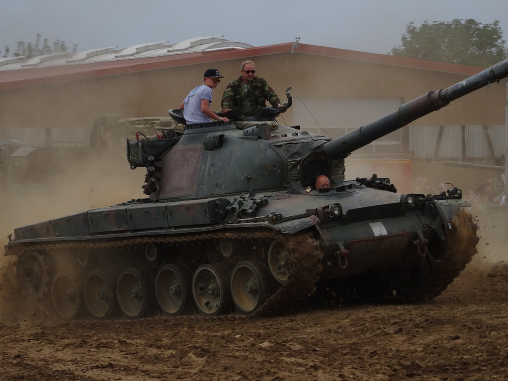 Mặc dù vậy điểm yếu của loại xe tăng này đó là nó chỉ có tầm hoạt động 200km với tốc độ tối đa 55 km/h, trong khi đó các dòng xe tăng cùng loại tối thiểu cũng hơn 400km. Nguồn ảnh: Militarytoday.