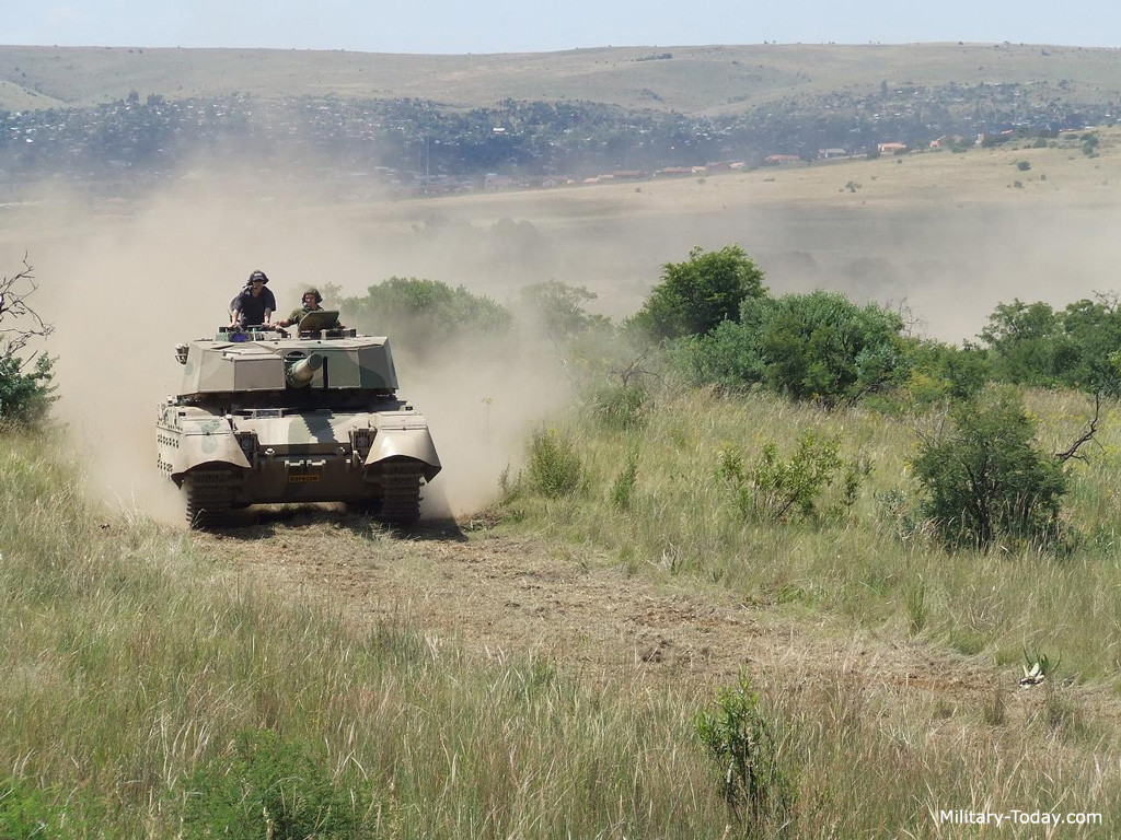 Xe tăng chiến đấu chủ lực Olifant Mk.1B có một số cải tiến về lớp áo giáp so với phiên bản tiền nhiệm.Tháp pháo được trang bị áo giáp composite độc lập. Phần giáp dốc xuống ở mũi xe được gia cố thêm và tháp pháo được thiết kế lại. Nguồn ảnh: Military-today.