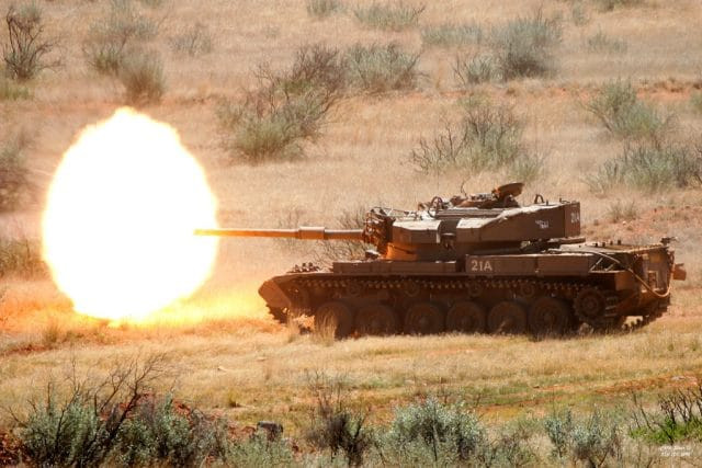 Ở phiên bản trước đó là Olifant Mk.1A, xe sử dụng hoàn toàn động cơ chạy xăng với tầm hoạt động ngắn hơn và khả năng cháy cao hơn rất nhiều so với động cơ diesel. Nguồn ảnh: Military-today.