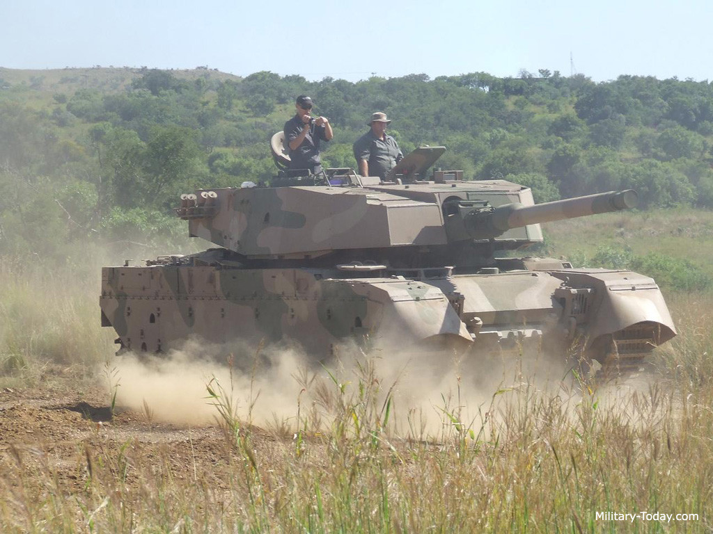 Xe tăng chiến đấu chủ lực này cũng được trang bị hệ thống chữa cháy tự động, cũng như hệ thống tự vệ có thể tạo khói bằng việc phun nhiên liệu và dẫn khói qua đường ống xả từ động cơ. Nguồn ảnh: Military-today.
