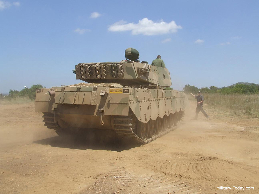 Olifant Mk.1B có kíp chiến đấu bốn người, bao gồm chỉ huy, xạ thủ, người nạp đạn và lái xe. Vị trí của lái xe được trang bị hệ thống nhìn ngày và đêm, vị trí của xạ thủ được trang bị hệ thống nhìn đêm tích hợp máy tầm nhiệt laser. Nguồn ảnh: Military-today.