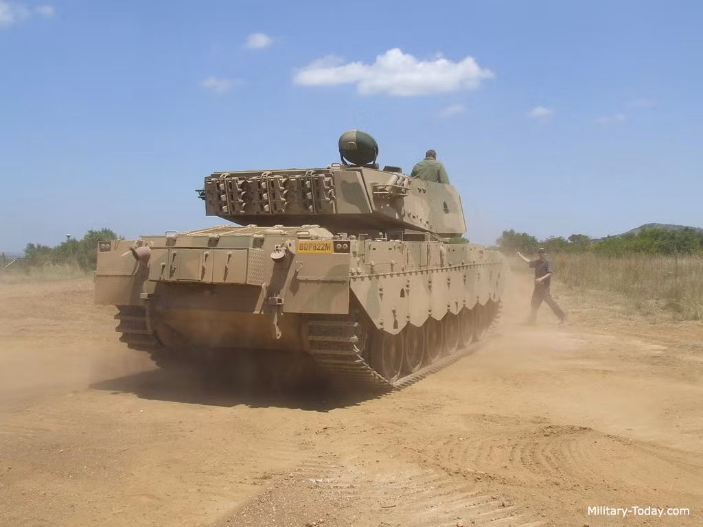 Olifant Mk.1B có kíp chiến đấu bốn người, bao gồm chỉ huy, xạ thủ, người nạp đạn và lái xe. Vị trí của lái xe được trang bị hệ thống nhìn ngày và đêm, vị trí của xạ thủ được trang bị hệ thống nhìn đêm tích hợp máy tầm nhiệt laser. Nguồn ảnh: Military-today.