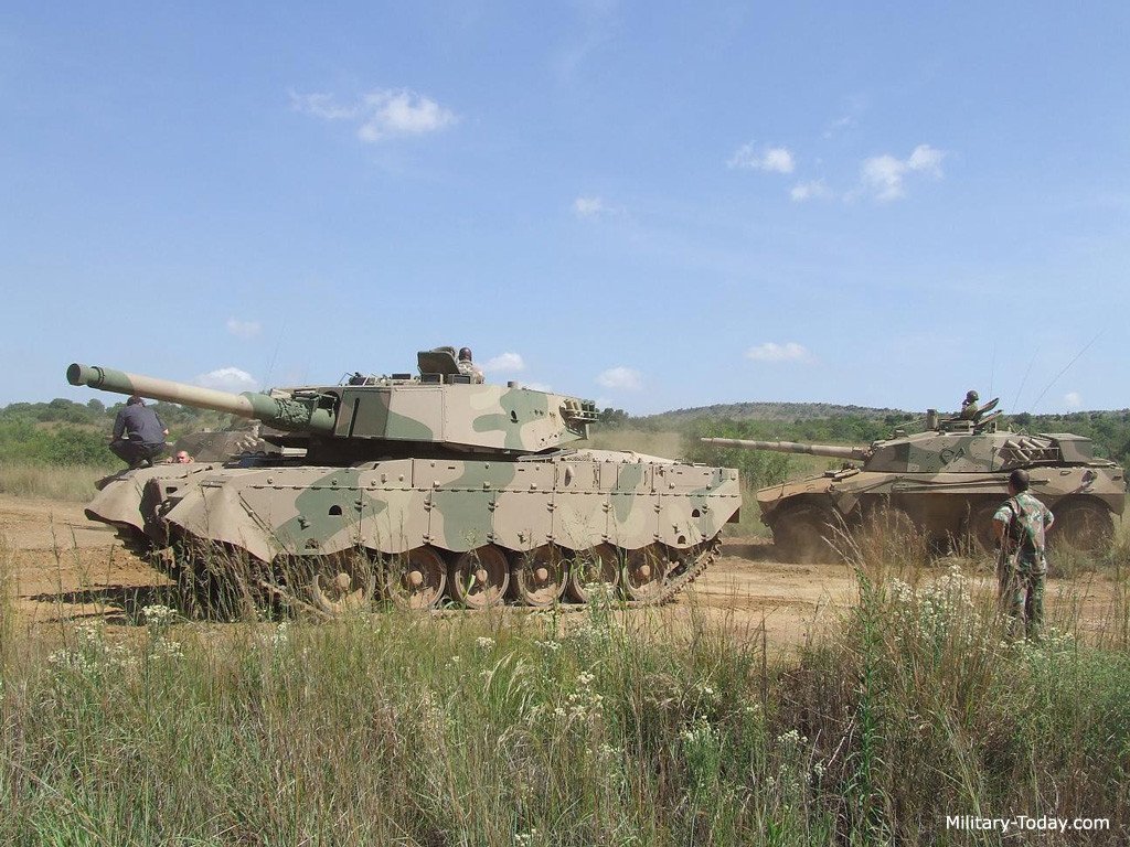 Ngoài ra, xe tăng Olifant Mk.1B còn có hệ thống bắn tự động điều khiển bằng máy tính Olifant Mk.1B MBT được trang bị pháo chính L7 105 mm của Anh. Khẩu pháo này tương thích với tất cả các loại đạn 105 mm tiêu chuẩn của NATO kèm theo 8 súng phóng lựu khói được lắp đặt mỗi bên tháp pháo. Nguồn ảnh: Military-today.