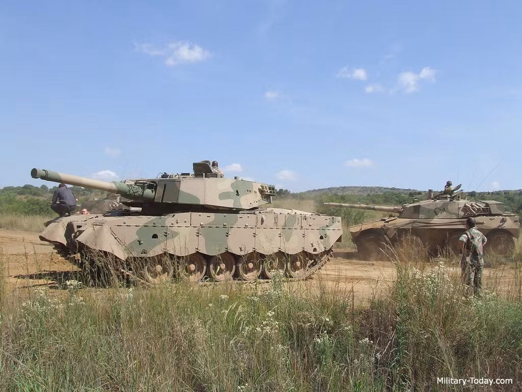 Ngoài ra, xe tăng Olifant Mk.1B còn có hệ thống bắn tự động điều khiển bằng máy tính Olifant Mk.1B MBT được trang bị pháo chính L7 105 mm của Anh. Khẩu pháo này tương thích với tất cả các loại đạn 105 mm tiêu chuẩn của NATO kèm theo 8 súng phóng lựu khói được lắp đặt mỗi bên tháp pháo. Nguồn ảnh: Military-today.