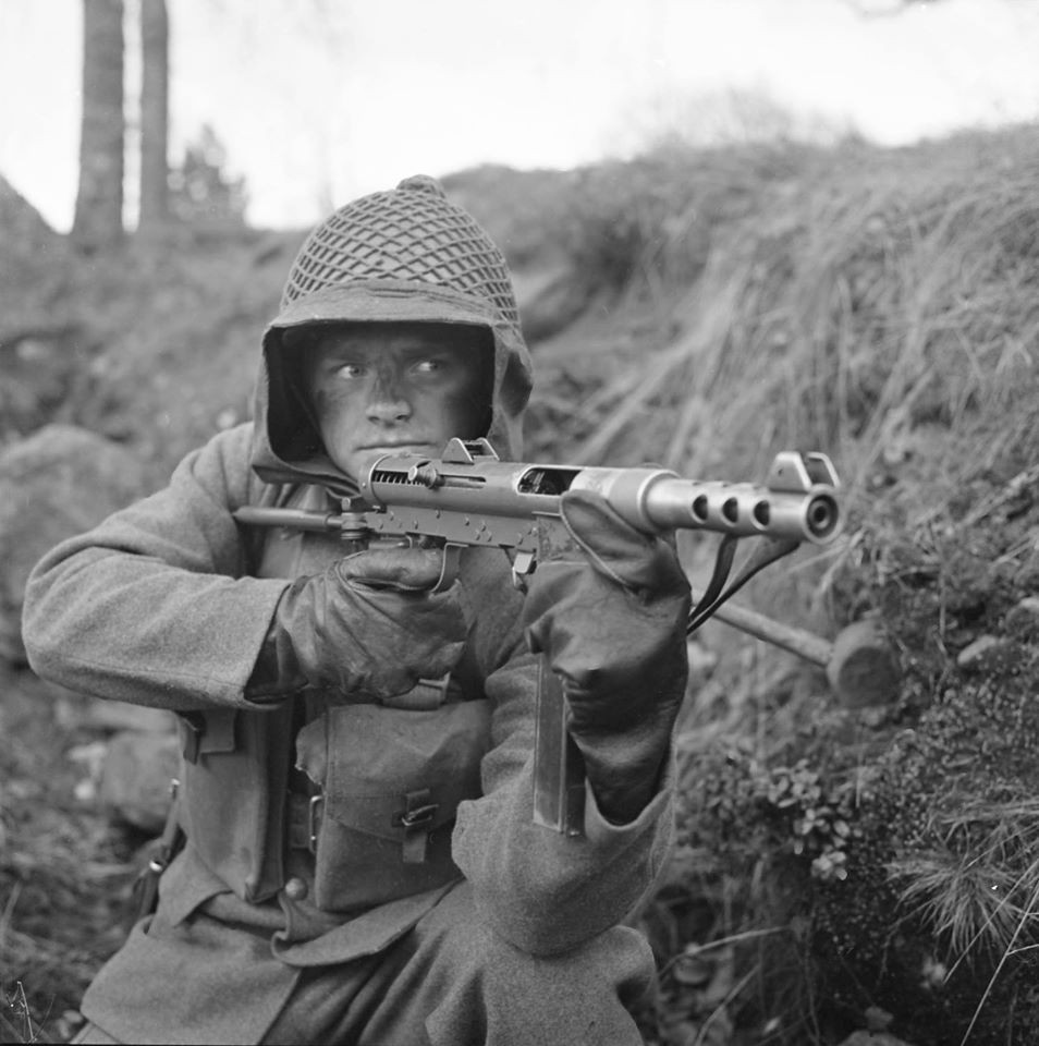 So với những khẩu tiểu liên cùng thời, Carl Gustav M/45 có trọng lượng khá nhẹ chỉ khoảng 3,3 kg trọng lượng rỗng. Điều này khiến nó rất phù hợp với các lực lượng cần sự cơ động nhanh, đặc biệt là lực lượng lính dù. Nguồn ảnh: Warhistory.