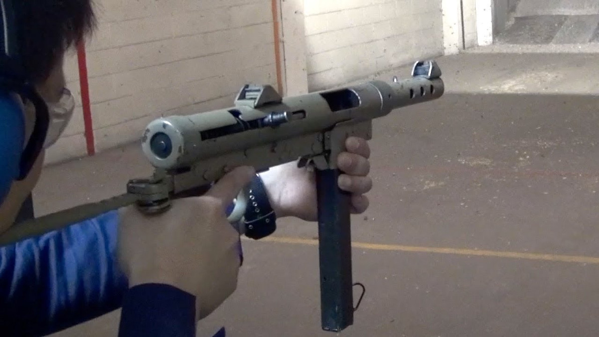 Súng có chiều dài tổng cộng 808mm trong đó chiều dài nòng chỉ vỏn vẹn 212 mm do khẩu tiểu liên Carl Gustav M/45 này có cơ chế khoá nòng khá phức tạp. Nguồn ảnh: Tiube.