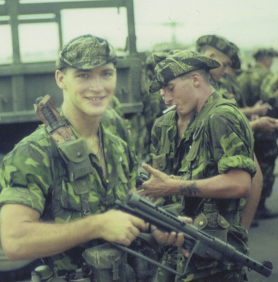 Phiên bản báng gấp của súng thậm chí còn được sử dụng bởi CIA với một loại hộp tiếp đạn đặc biệt chỉ có 20 viên, đảm bảo độ gọn gàng của khẩu súng giúp điệp viên có thể giấu nó ở bất cứ đâu kể cả giấu trong người. Nguồn ảnh: Loner.