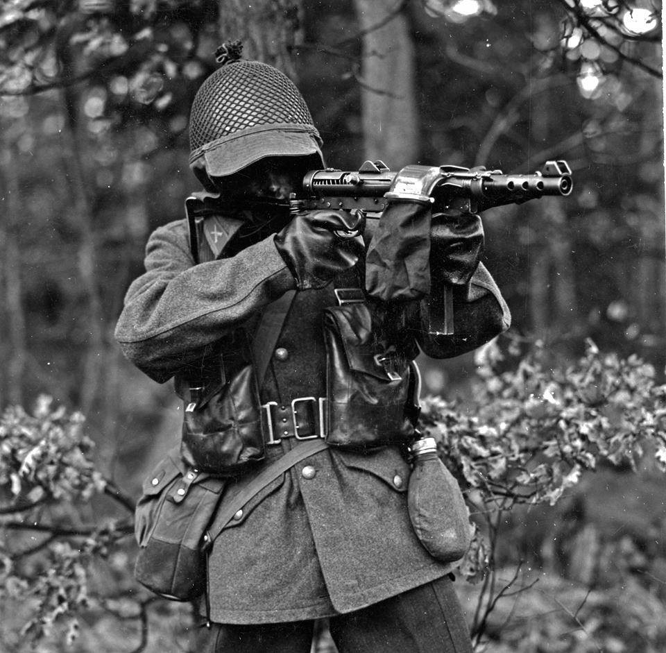 Do sơ tốc đầu nòng cao nên tầm bắn của Carl Gustav M/45 cũng hiệu quả vượt trội so với các khẩu tiểu liên cùng thời - lên tới 250 mét nghĩa là gần như tương đương với tầm bắn hiệu quả tối đa của súng trường khi không sử dụng kính ngắm. Nguồn ảnh: Warhistory.