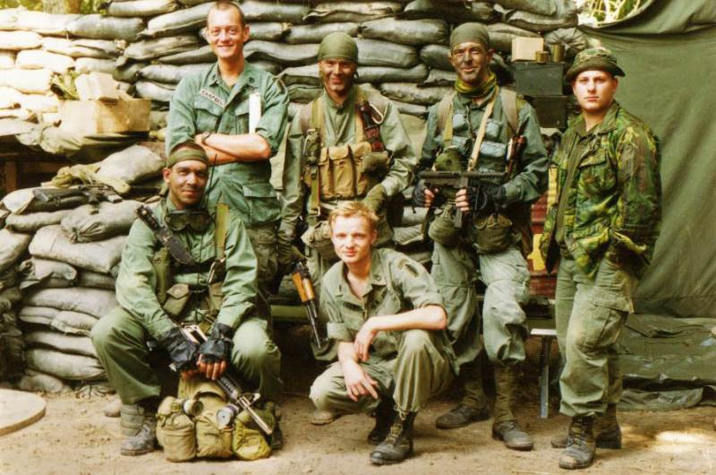 Súng tiểu liên Carl Gustav M/45 của Thuỵ Điển trên chiến trường Việt Nam (hàng sau, thứ ba từ trái sang). Nguồn ảnh: Pinterest.