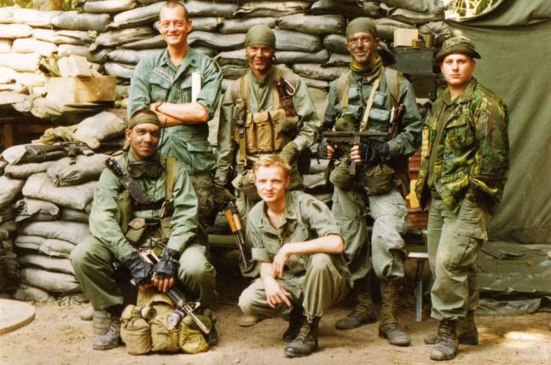 Súng tiểu liên Carl Gustav M/45 của Thuỵ Điển trên chiến trường Việt Nam (hàng sau, thứ ba từ trái sang). Nguồn ảnh: Pinterest.