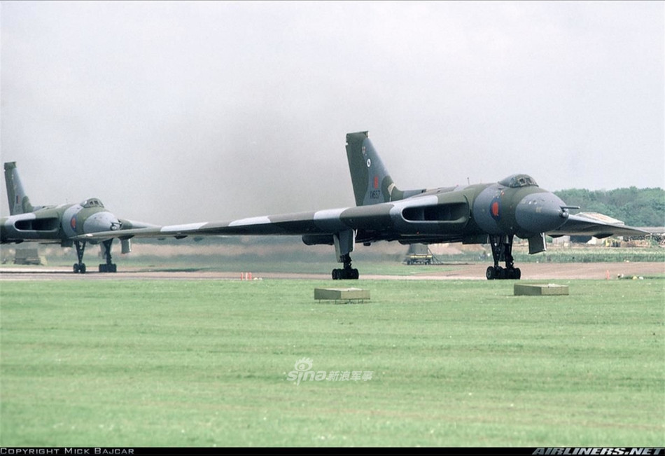 Trong khi mọi chiếc Avro Vulcan đều được loại biên khỏi Không quân Hoàng gia Anh từ năm 1984 thì một chiếc Vulcan phiên bản B-2 mang số hiệu XH558 được coi là "Biểu tượng nước Anh" chỉ mới được cho về hữu cách đây 4 năm. Nguồn ảnh: Airliners.