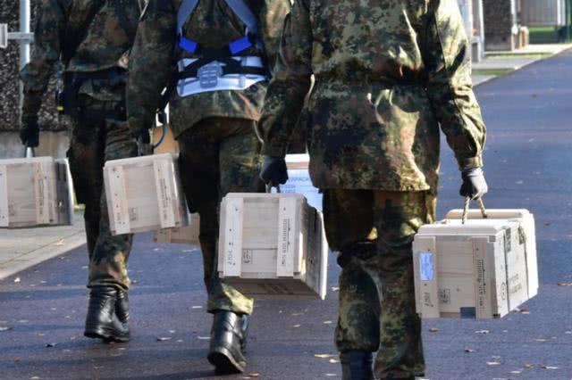 Hệ thống trợ lực Exoskeleton của Đức có trọng lượng chỉ vài chục kilogram, đảm bảo người lính không quá vất vả khi sử dụng. Nguồn ảnh: QQ.