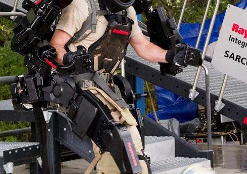 Điều này khiến cho người lính khi mang theo những bộ trang phục Exoskeleton cồng kềnh chỉ có thể đảm nhận được nhiệm vụ mang vác, khó có thể tham gia chiến đấu được vì khả năng cơ động là không còn. Nguồn ảnh: QQ.