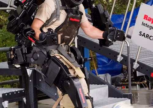 Điều này khiến cho người lính khi mang theo những bộ trang phục Exoskeleton cồng kềnh chỉ có thể đảm nhận được nhiệm vụ mang vác, khó có thể tham gia chiến đấu được vì khả năng cơ động là không còn. Nguồn ảnh: QQ.