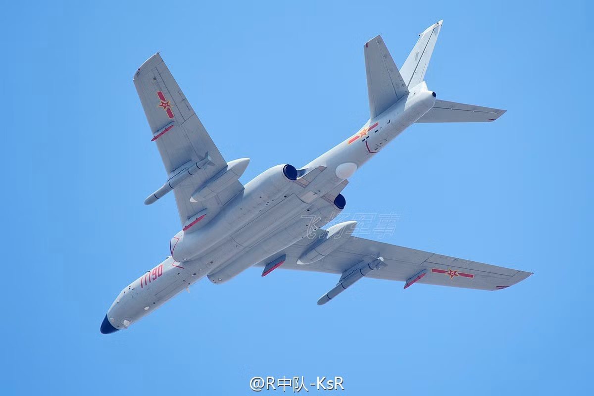 Xian H-6 (hay còn có tên tiếng Trung là Oanh - 6) là loại máy bay ném bom chiến lược được Trung Quốc sản xuất dựa trên phiên bản Tu-16 của Liên Xô trước kia. Nguồn ảnh: KsR.