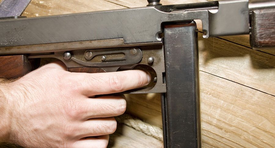 Súng tiểu liên Thompson có trọng lượng chỉ từ 4,5 kg cho tới 4,9 kg và có chiều dài tối đa 860mm với phiên bản M1928A1 kèm đầu nòng giảm giật. Trong đó, chiều dài nòng súng tổng cộng 300 mm. Nguồn ảnh: Rifle.