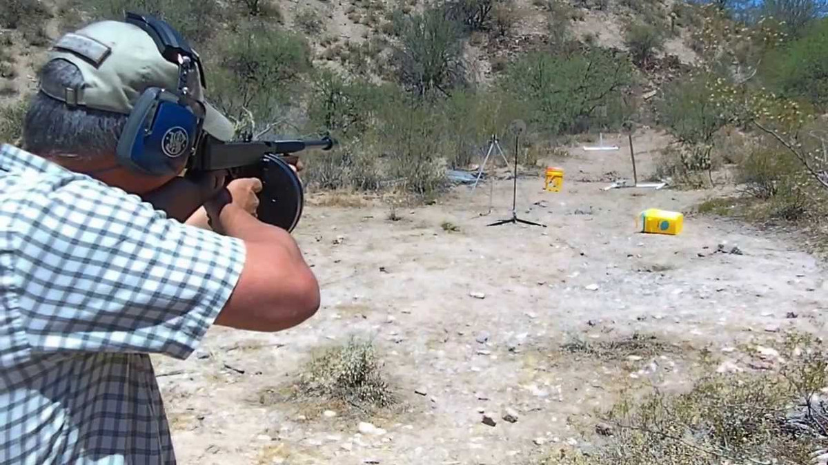 Sử dụng cỡ đạn 11,43x23mm, khẩu tiểu liên Thompson có tốc độ bắn cực nhanh lên tới tối đa 830 viên mỗi phút và sơ tốc đầu nòng của nó vào khoảng 280 mét/giây. Nguồn ảnh: Times.