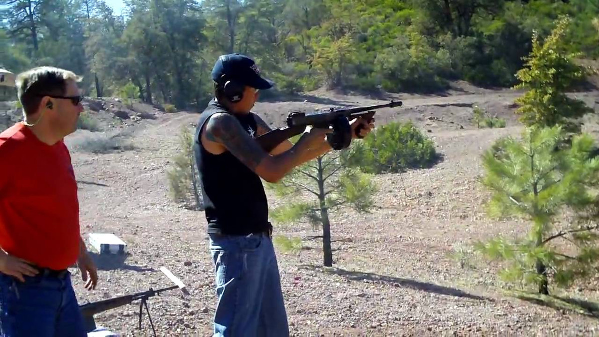 Khoảng cách bắn xa tối đa của khẩu Thompson chỉ vào khoảng 150 mét. Mặc dù vậy trong Chiến tranh Thế giới thứ hai, Thompson vẫn là một trong những loại vũ khí quan trọng bậc nhất của bộ binh Mỹ bên cạnh khẩu súng trường tự động M1 Garand. Nguồn ảnh: Tube.