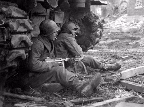 Theo đó, băng đạn dài loại 20 viên hoặc 30 viên sẽ có tốc độ thay đạn nhanh hơn nhiều so với việc sử dụng băng đạn trống có hình dạng tròn. Nguồn ảnh: BI.