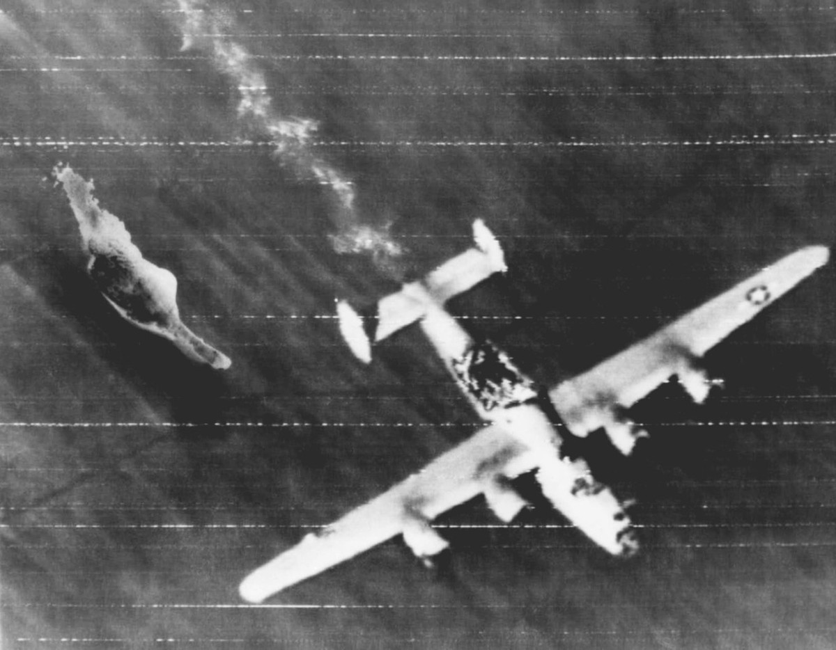 Kể từ năm 1940 cho tới cuộc đổ bộ D-Day năm 1944, Mỹ đã sản xuất ra được 10.000 chiếc B-24. Và kể từ khi Đồng minh đặt chân được lên châu Âu cho tới hết chiến tranh, thêm... 8000 chiếc nữa đã được ra đời - một tốc độ sản xuất mà tới nay vẫn chưa có bất cứ loại máy bay ném bom nào bì được. Nguồn ảnh: BI.