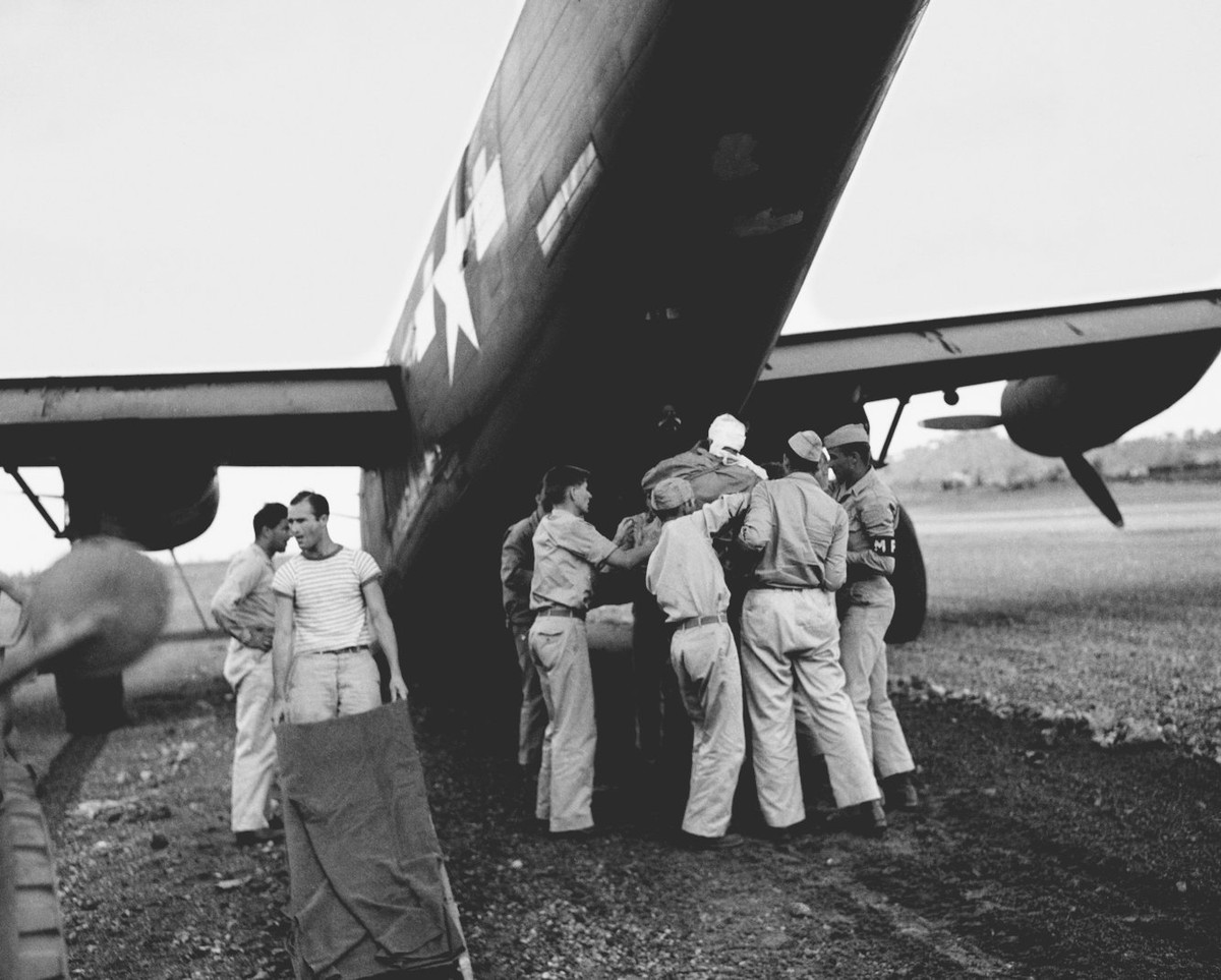 Số lượng bom nó có thể mang theo tối đa là 3,6 tấn. Thông thường B-24 sẽ mang theo 4 quả bom 900 kg hoặc 8 quả bom 450 kg, 12 quả 220kg hoặc 20 quả bom 45 kg. Nguồn ảnh: BI.