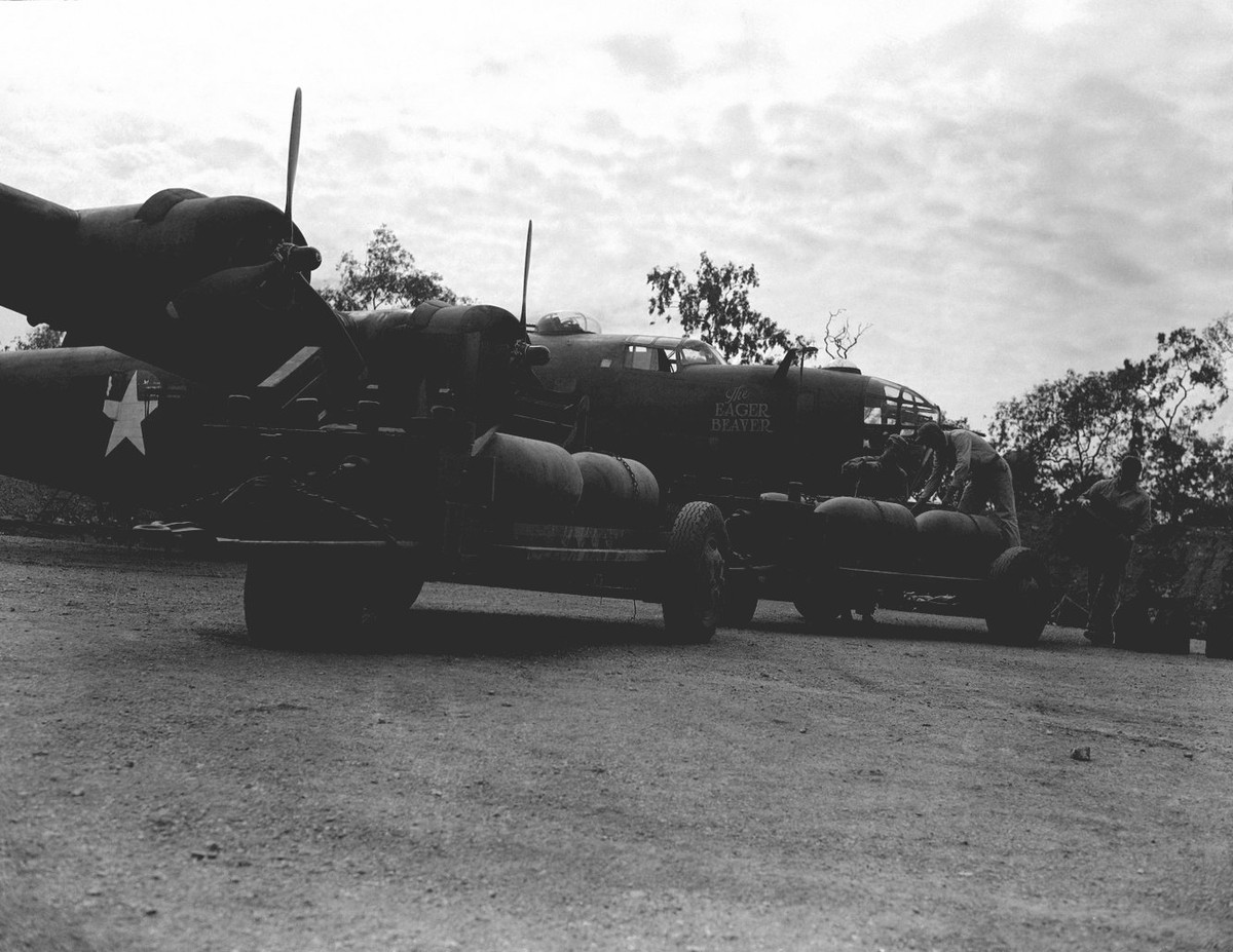 Tới ngày 3/3/1941 - nghĩa là chỉ vài tháng sau khi bắt đầu quá trình sản xuất hàng loạt, tổng cộng đã có... 800 chiếc B-24 được ra lò và một lượng lớn khác đã hoàn thiện nhưng thiếu động cơ do động cơ có tốc độ lắp ráp quá chậm. Nguồn ảnh: BI.