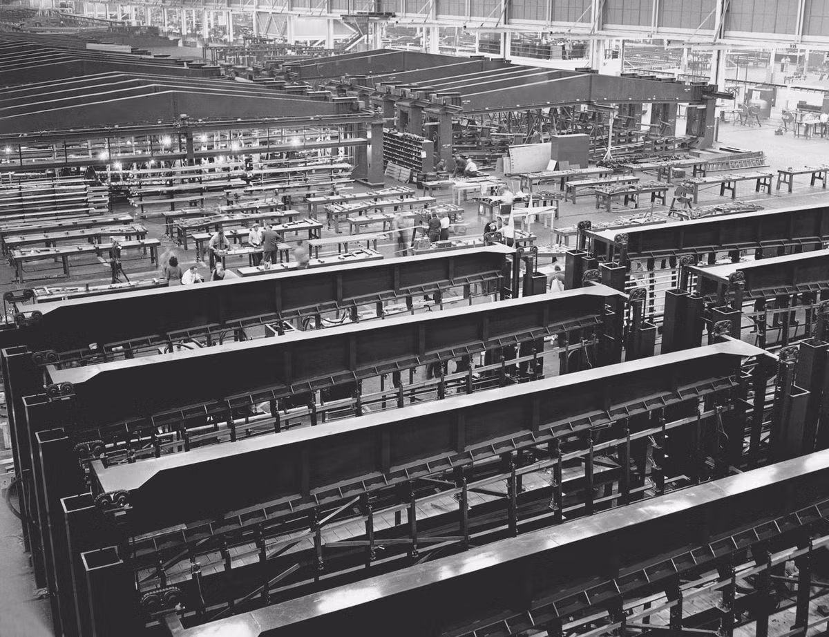 Để hoàn thiện một chiếc máy bay B-24, người ta cần sử dụng tới... 360.000 chiếc đinh táng rive, mỗi chiếc có chiều dài 4 cm và được đóng dọc máy bay một cách chính xác nhất có thể. Nguồn ảnh: BI.