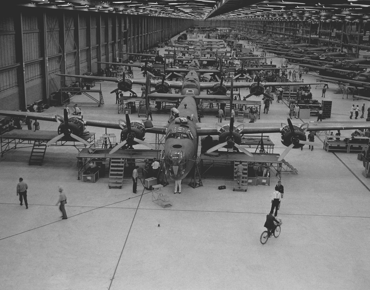 Chiếc máy bay này có cấu tạo 85% làm từ nhôm và 13% làm từ thép. Phần còn lại rất nhỏ bao gồm nhựa, cao su, magie và các loại chất liệu khác không đáng kể. Nguồn ảnh: BI.