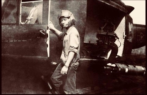 Cận cảnh trực thăng UH-1 của Không quân Nhân dân Việt Nam với súng máy 6 nòng và pod pháo phản lực đúng theo chuẩn vũ trang được Mỹ sử dụng trong chiến tranh Việt Nam. Nguồn ảnh: TTVNOL.