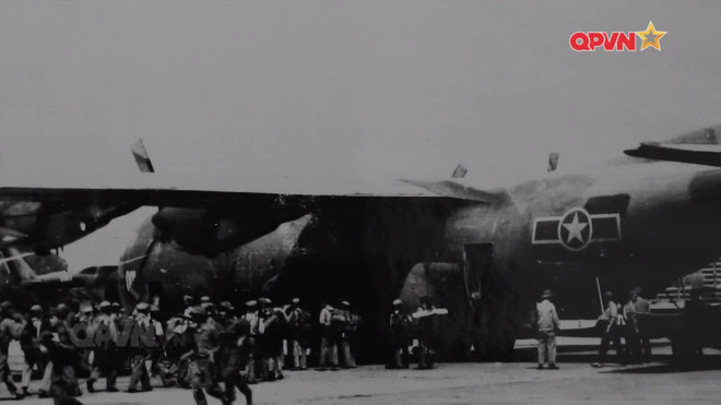 Tiếp đến là loại vận tải cơ hạng năng C-130. Đây là loại máy bay vận tải chiến lược có trọng lượng cất cánh tối đa lên tới 70 tấn đã phục vụ công tác hậu cần trong suốt những năm tháng quân tình nguyện Việt Nam đóng quân trên chiến trường K. Nguồn ảnh: QPVN.