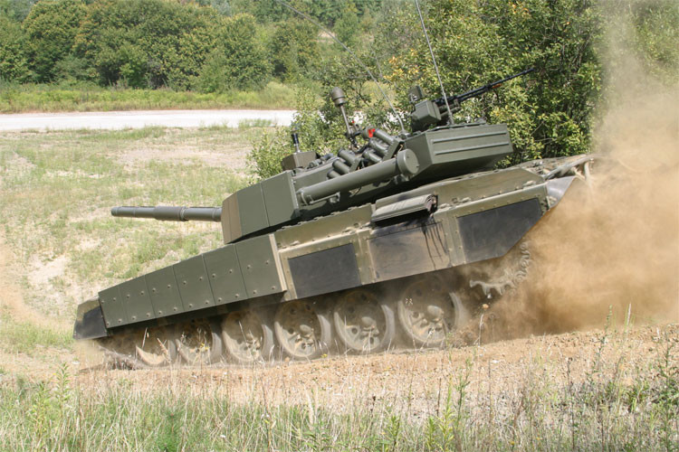 Xe tăng chiến đấu chủ lực M-95 Degman được trang bị động cơ diesel tăng áp với 1 000 mã lực. Hộp số có 5 số tiến và 1 số lùi. Xe có một đội gồm ba người, bao gồm chỉ huy, xạ thủ và lái xe. Nguồn ảnh: Military-today.