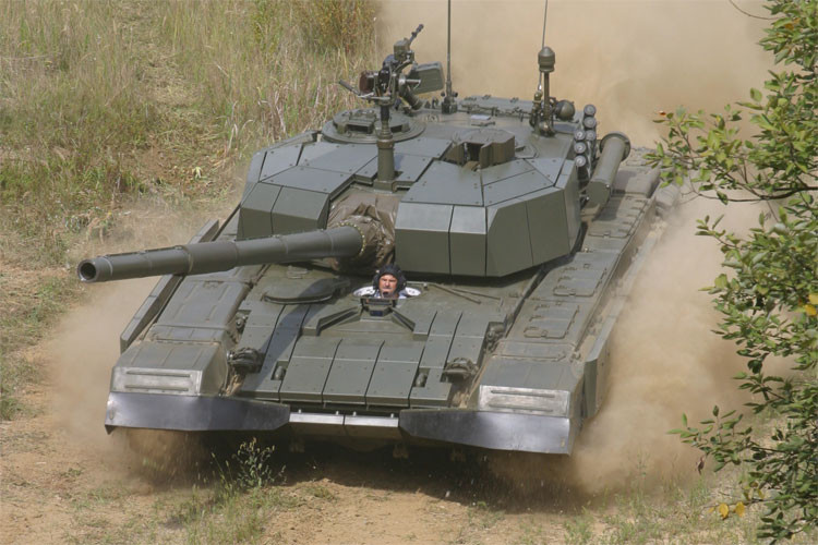 M-95 Degman có tốc độ bắn trong 8 viên đạn/phút và có thể bắn ba loại đạn, bao gồm đạn AP-FSDS (đạn xuyên giáp động năng cao), HEAT (đạn chống tăng có sức nổ lớn) và HE (đạn nổ phân mảnh chống bộ binh). Thiết bị nạp tự động giữ 22 viên đạn, phần còn lại được cất bên ngoài xe. Nguồn ảnh: Military-today.