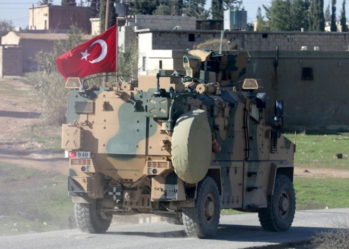 Cận cảnh một chiếc xe quân sự của Thổ Nhĩ Kỳ ở ngoại ô Manbij.