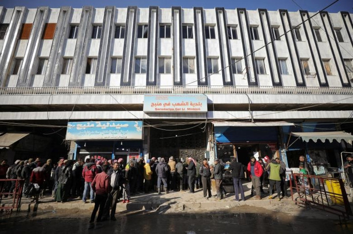 Một đám đông cư dân đang tụ tập phía trước tòa nhà chính quyền Manbij.