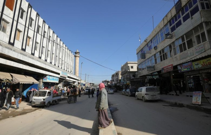 Các lực lượng Mỹ đảm bảo sự ổn định tại Manbij kể từ khi tổ chức khủng bố Nhà nước Hồi giáo (IS) bị đánh bại ở đây năm 2016. Ảnh: Người dân đang đi lại gần tòa nhà chính quyền Manbij.