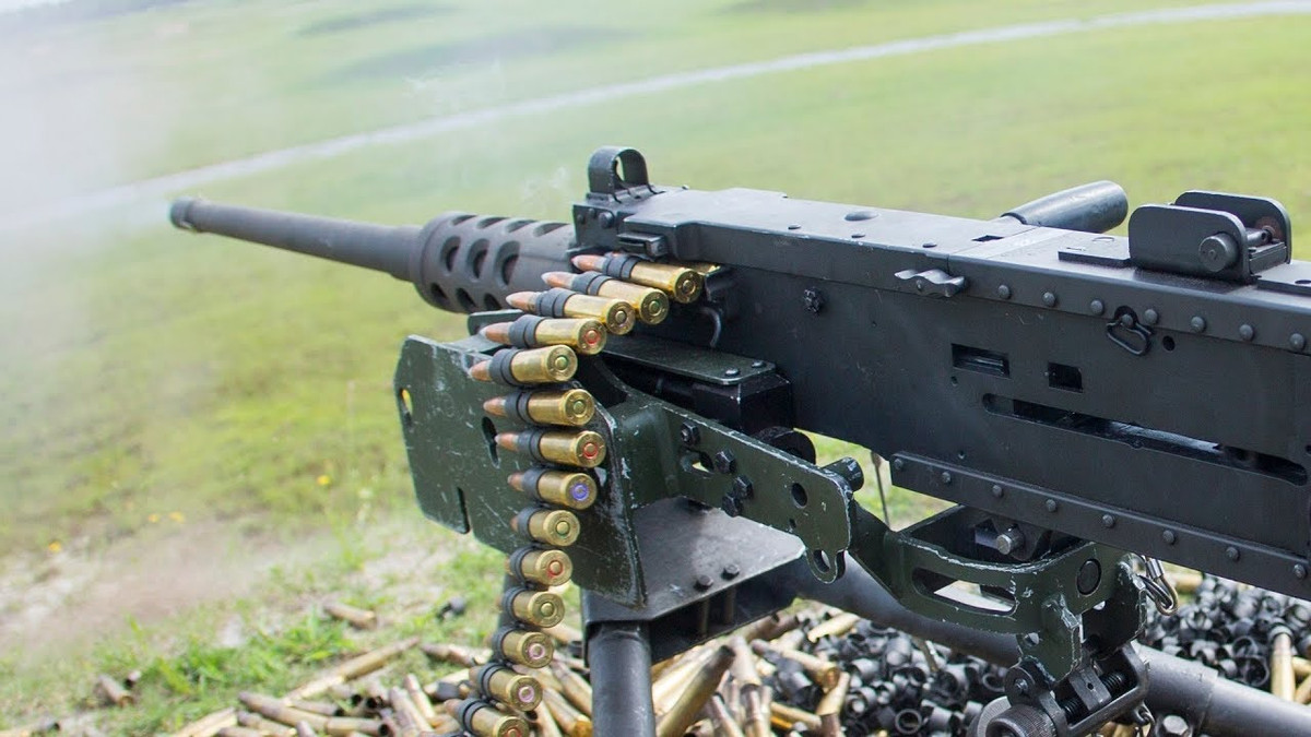 Ra đời từ năm 1933 và hiện vẫn là dòng súng máy hạng nặng tiêu chuẩn của quân đội Mỹ, khẩu súng máy M2 Browning được coi là một trong những mẫu súng bộ binh có tuổi đời phục vụ lâu đời nhất trong lịch sử quân sự thế giới.