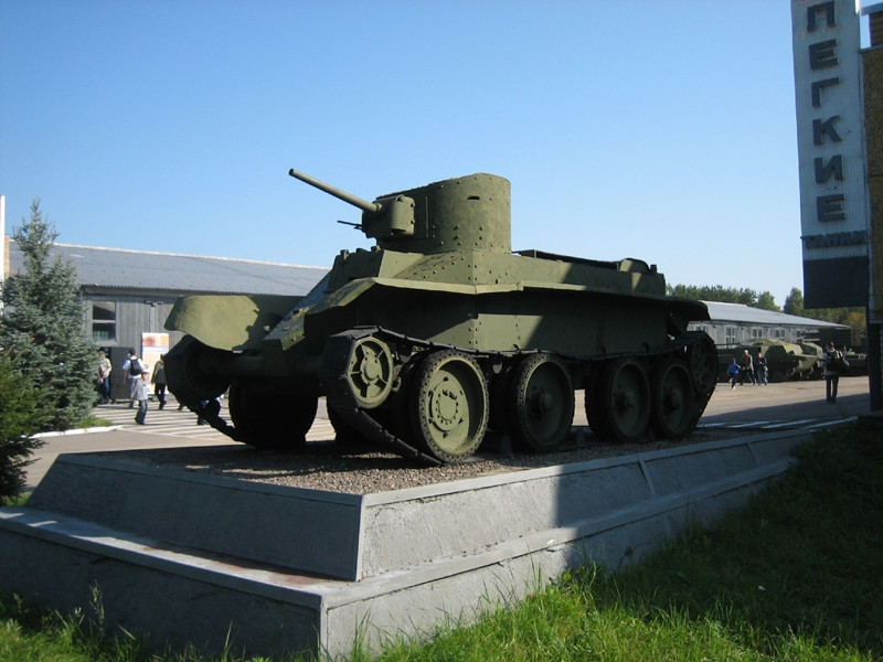 Tiếp đến là loại xe tăng hạng nhẹ có hệ thống treo mang tính cách mạng và tốc độ cực cao thời bấy giời đó là BT-2. Đây được coi là phiên bản xe tăng Liên Xô "copy" từ chiếc M1931 do Mỹ sản xuất. Tính tới năm 1941, Liên Xô có trong tay 580 chiếc xe tăng loại này. Nguồn ảnh: ERus.