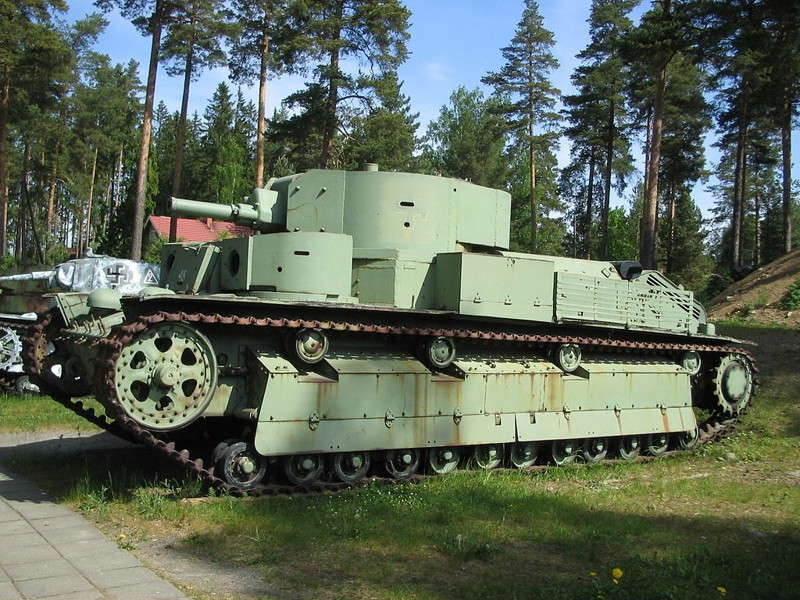 Tiếp theo là loại xe tăng hạng trung cực dị có tới ba tháp pháo đó là xe tăng T-28. Đây là loại xe tăng Liên Xô hạng trung đầu tiên với tổng cộng 503 chiếc loại này từng được cho ra lò. Nguồn ảnh: ERus.