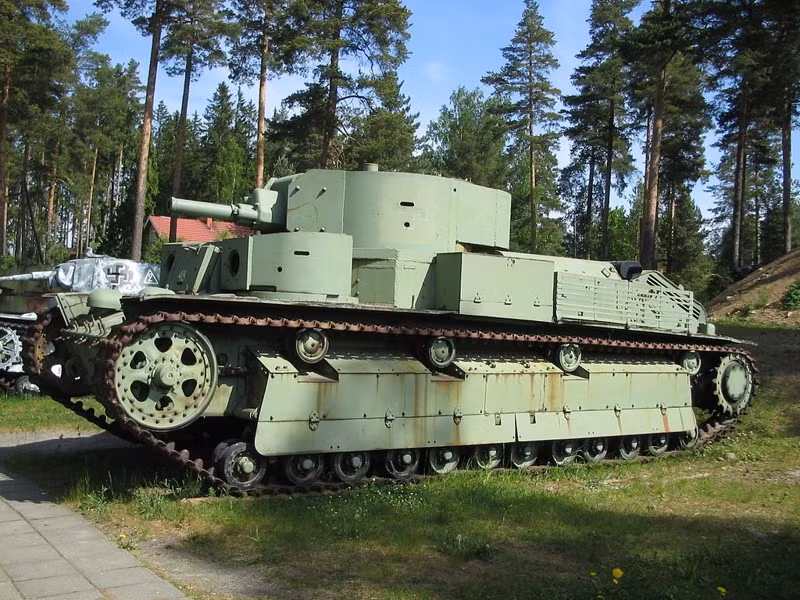 Tiếp theo là loại xe tăng hạng trung cực dị có tới ba tháp pháo đó là xe tăng T-28. Đây là loại xe tăng Liên Xô hạng trung đầu tiên với tổng cộng 503 chiếc loại này từng được cho ra lò. Nguồn ảnh: ERus.