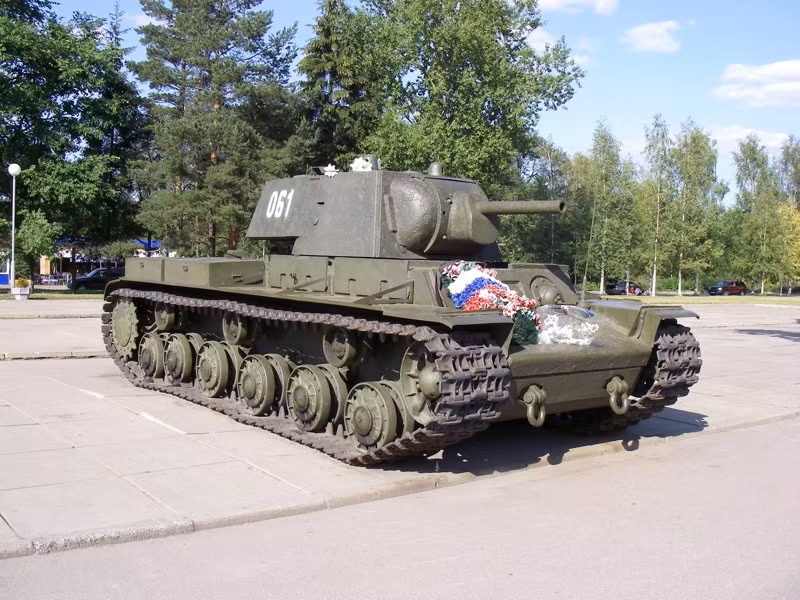 Cơn ác mộng của Đức thực tế không đến từ xe tăng T-34 mà vào thời điểm này, cơn ác mộng của Đức lại tới từ xe tăng KV-1 nhiều hơn. Ra đời từ năm 1939, đây là một trong những loại xe tăng sống dai nhất của Liên Xô khi Đức nổ súng tấn công vào quốc gia này. Nguồn ảnh: ERus.