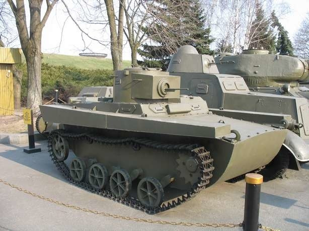 Tiếp đến là T-37A. Đây là loại xe tăng hạng nhẹ được Liên Xô tự phát triển và xây dựng trong năm 1933. Đây cũng được xem là loại xe tăng lội nước đầu tiên trên thế giới với tổng cộng 2566 chiếc từng được ra đời. Nguồn ảnh: ERus.