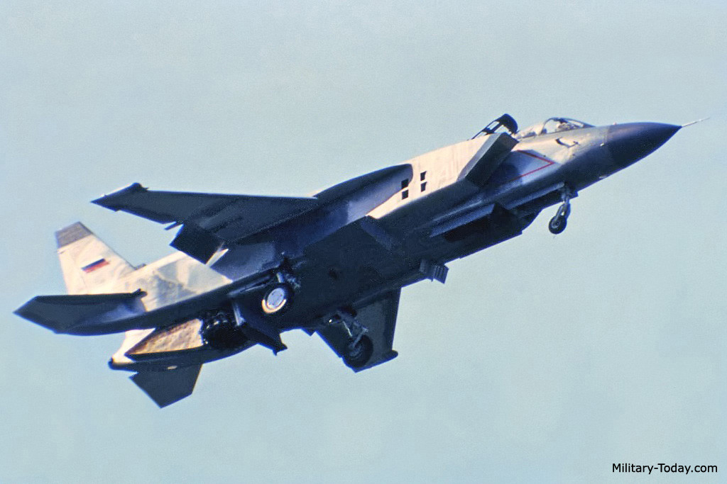 Các nguyên mẫu đầu tiên của Yak-141 được hoàn thành vào năm 1987. Tổng cộng 4 máy bay đã được chế tạo, hai cho các thử nghiệm tĩnh (sự thử tải trọng tĩnh) và hai cho các thử nghiệm bay. Trong năm 1987, máy bay đã thực hiện chuyến bay đầu tiên và các chuyến bay thử nghiệm. Nguồn ảnh: Military-today.